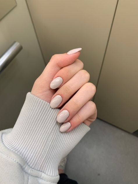 Grayish White Nails, Light Gray Almond Nails, Nails For Grey Dress, Light Grey French Tip Nails, Gelish Nails Ideas, Gray Nails Aesthetic, Grey Aesthetic Nails, White Gray Nails, Gray White Nails