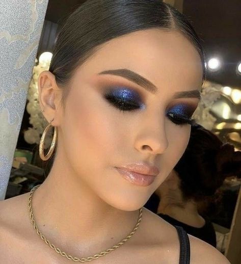 Makeup Ojos, Colorful Eye Makeup, Makeup Eye Looks, Creative Eye Makeup, Glamour Makeup, Blue Eyeshadow, Eye Makeup Art, Makeup Obsession, Blue Makeup