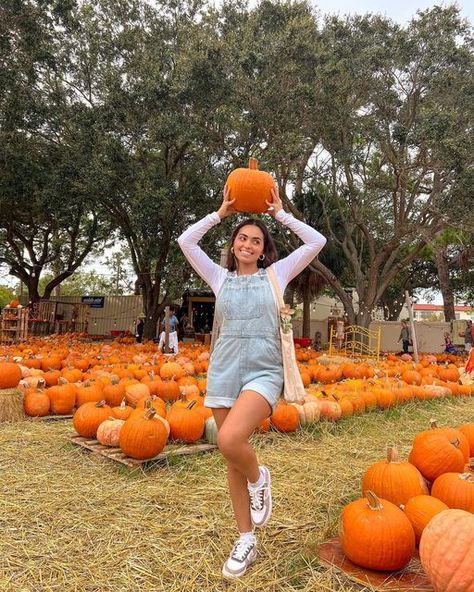 Poses For Pictures Instagram Pumpkin Patch, Pumping Patch Pictures, Pumpkin Poses Instagram, Cute Pumpkin Patch Photos, Pumpkin Patch Pic Ideas, Poses For Pumpkin Patch Pictures, Pumpkin Field Photoshoot, Pumpkin Picking Photoshoot, Pumpkin Patch Inspo Pics