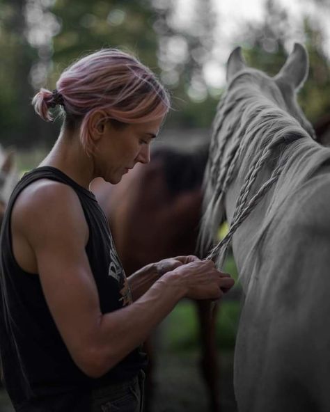 Jen Landon Hair, Yellowstone Aesthetic Show, Teeter Yellowstone, Jen Landon, Yellowstone Aesthetic, Yellowstone Season 5, Kayce Dutton, Yellowstone Tv Series, Ranch Horses