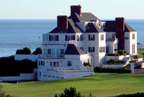 Taylor Swifts new $17m mansion in Watch Hill, RI Taylor Swift House, Rhode Island Mansions, Watch Hill Rhode Island, Ocean Front Homes, Beachfront Home, Looks Country, Island House, Island Home, Celebrity Houses