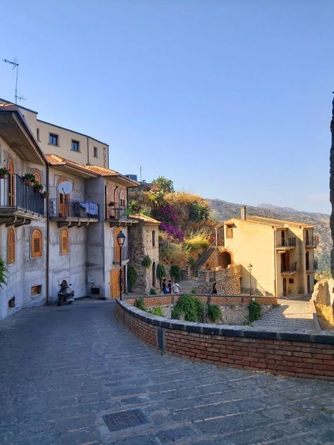 Italian Townhouse, Rural Italy, Europe Village, Weird Town, Italy Villages, Village Aesthetic, Scenery Aesthetic, Villa France, Aesthetics Art