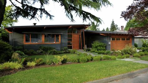 Mid-Century Modern Mid Century Modern Exterior, Mid Century Exterior, Mid Century Ranch, Bedroom Minimalist, Modern Renovation, Pintura Exterior, Exterior Renovation, Bamboo House, Modern Ranch