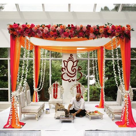 Lagna Mandap Design, Saptapadi Mandap Decoration Ideas, Chori Decoration Wedding In Hall, Mandapam Decoration Marriage Indoor, Mantapa Decoration South Indian Indoor, Phere Mandap Decoration Indoor, Simple South Indian Wedding Decor, Small Hall Wedding Decorations, Indian Wedding Ceremony Decor