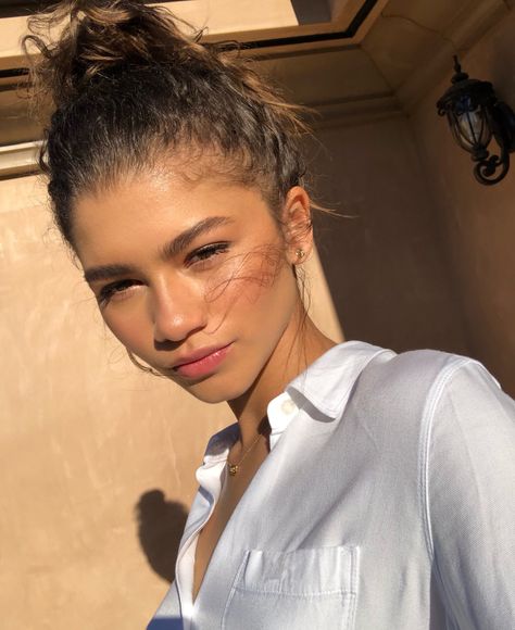 Zendaya on Twitter: "Thank you sun… " Tan Skin Makeup, Zendaya Makeup, Natural Summer Makeup, Tanned Makeup, Zendaya Style, Summer Makeup Looks, Natural Beauty Tips, Tan Skin, Natural Makeup Looks