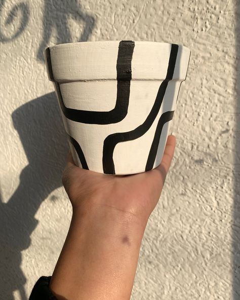 Macetas
Macetas de barro
Macetas pintadas
Macetas decoradas
Macetas minimalistas Planter Painting, Terra Pot, Bottles Decoration Diy, Plant Pot Design, Crafty Decor, Painted Pots Diy, Decorated Flower Pots, Painted Flower Pots, White Plants