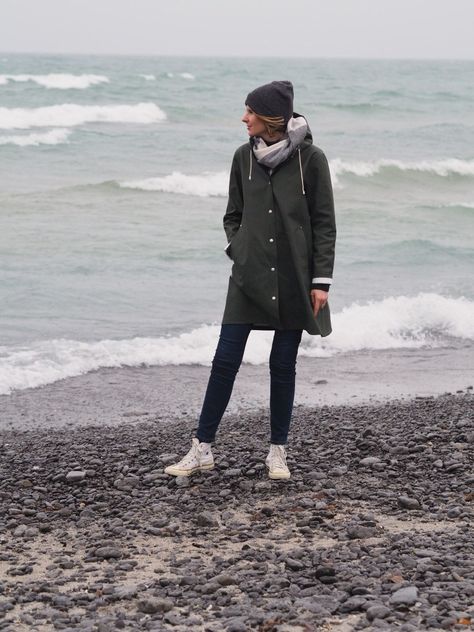 Stutterheim Raincoat | Review - THE NORD NEST Rain Parka Outfit, Women Raincoat Outfit, Stutterheim Raincoat Outfit, Green Raincoat Outfit, Raincoat Outfit Aesthetic, Rain Coat Outfit, Mosebacke Raincoat, Stutterheim Mosebacke, Rain Jacket Outfit