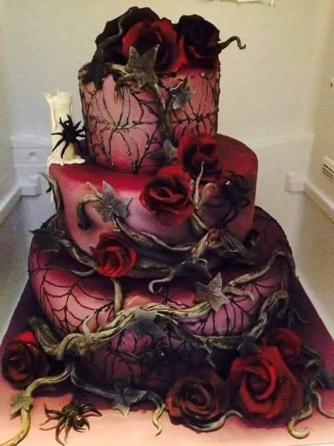 Scary Wedding Cakes, Halloween Themed Wedding Dress, Pettifor Cakes, Gothic Sweet 16 Ideas, Goth Birthday Ideas, Vampiric Wedding, Vampire Themed Wedding, Scary Birthday Cakes, Goth Wedding Cake