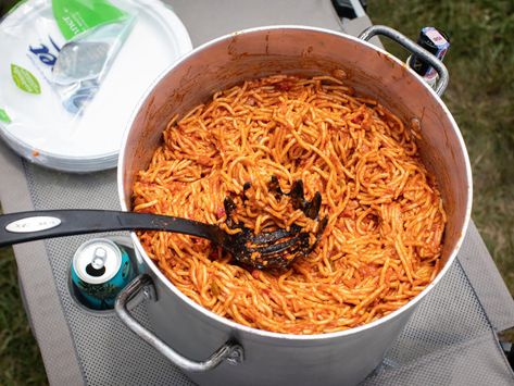 Dominican Spaghetti Recipes, Dominican Spaghetti, Pool Snacks, Washington Heights, Smoked Pork, Red Sauce, Spaghetti Recipes, Feeding A Crowd, Spanish Food