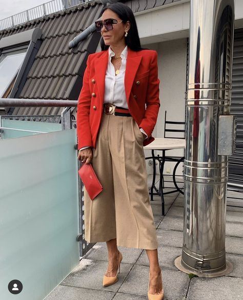 Red Blazer Outfit Casual, Red Blouse Outfit, Outfit Pantalon Rojo, Red Blazer Outfit, Office Capsule, Red Pants Outfit, Outfit Elegantes, Red Striped Shirt, Blazer Outfits For Women