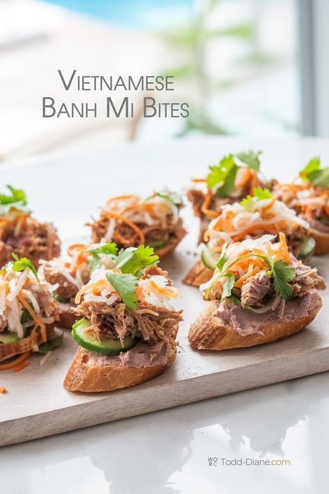 platter of vietnamese banh mi bites Asian Food Party, Super Bowl Party Menu, Grilled Pork Steaks, Pulled Pork Oven, Easy Vietnamese Recipes, Vietnamese Banh Mi, Bruschetta Appetizer, Vietnamese Grilled Pork, Vietnamese Style