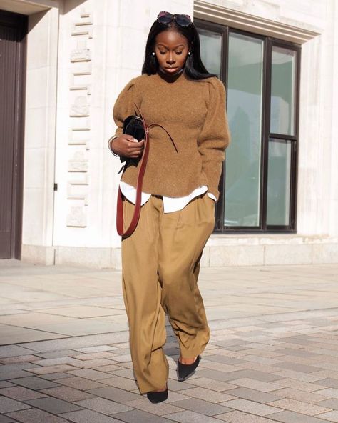 13 Khaki-Pant Outfits for Women That Are So Chic | Who What Wear UK Outfits With Khaki Pants, What To Wear With Khaki Pants, Khaki Pants Outfit Women, Camel Pants Outfit, Pant Outfits For Women, Khaki Pants Outfit, Khakis Outfit, Simple Work Outfits, Khaki Pants Women