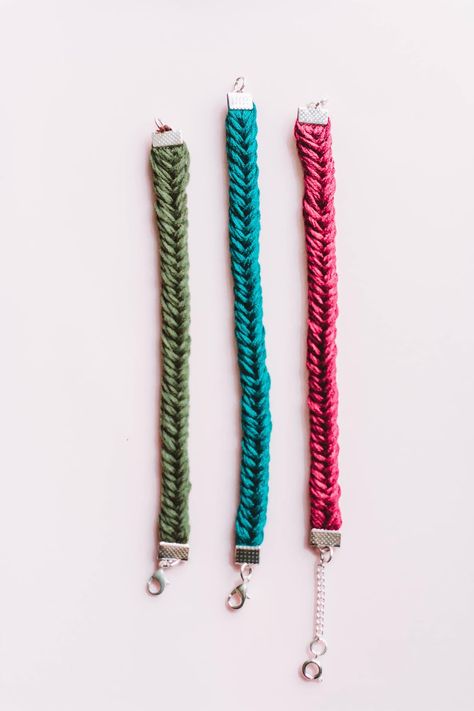 The Fastest Grown-up Friendship Bracelet Tutorial Modern Friendship Bracelet, Adult Friendship Bracelets, Friendship Bracelet Ideas, Bracket Making, Diy Friendship Bracelets, Friendship Bracelet Tutorial, Pride Products, Bracelet Stuff, Mops Crafts