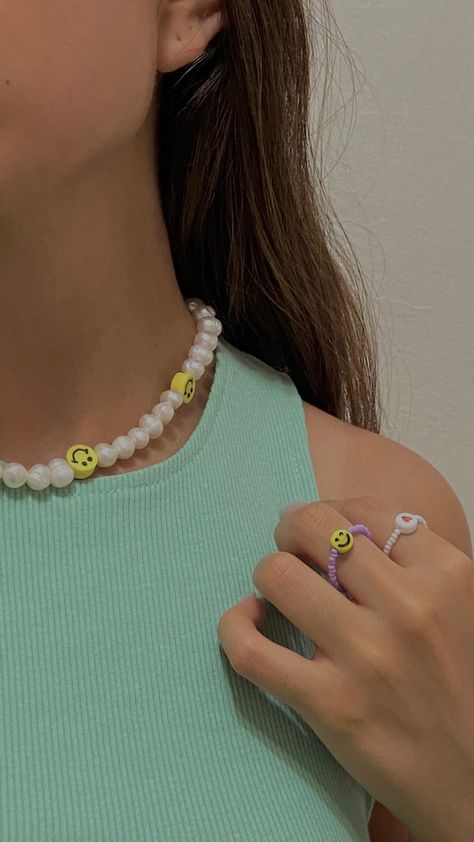 Cute pearl necklace with smiley faces, and two cute rings Smiley Necklace, Smiley Face Necklace, Pulseras Kandi, Diy Jewelry Rings, Preppy Jewelry, Beaded Jewelry Necklaces, Face Necklace, Indie Jewelry, Beaded Jewlery