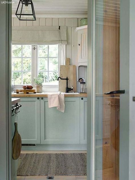 Mint Kitchen, Cottage Makeover, Cocina Shabby Chic, Scandinavian Cottage, Swedish Cottage, Vibeke Design, Casa Country, Cottage Kitchens, Casa Vintage