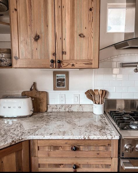 Hall Bathroom Shower Ideas, Modern Farmhouse Kitchen Flooring Ideas, Rustic Ranch Bedroom Ideas, Rustic Homestead Decor, Farmhouse Two Tone Walls, Homestead Style Homes, Light Brown Countertops, Exterior Rustic Homes, Home Depot Kitchen Countertops