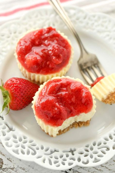 Strawberry Cheesecake Bites Recipe, Dessert Spring, Strawberry Cheesecakes, Homemade Graham Cracker, Mini Strawberry Cheesecake, Easy Strawberry Cheesecake, Strawberry Cheesecake Bites, Graham Cracker Recipes, Cheesecake Bites Recipe