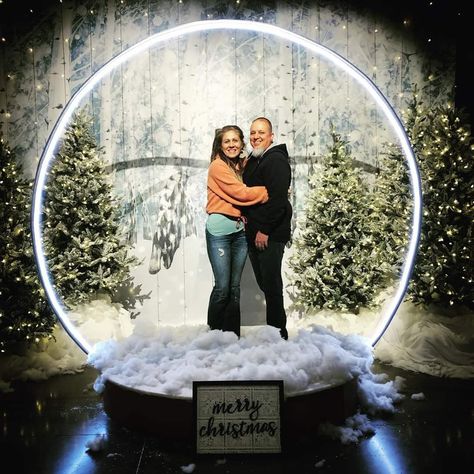 Work Christmas Party Photo Booth, Christmas Snow Globe Photo Booth, Winter Photo Op Ideas, Holiday Booth Ideas, Christmas Decor Malls, Christmas Photo Spot Ideas, Winter Booth Ideas, Christmas Booth Decor, Christmas Photobooth Idea