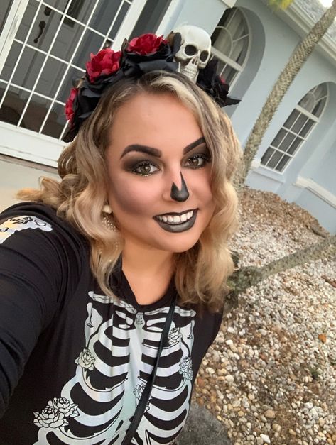 Girly Skeleton Makeup, Half Face Paint Halloween, Easy Diy Skeleton Makeup, Black And Gold Skeleton Makeup, Fun Skeleton Makeup, Simple Skeleton Face Makeup, Skeleton Simple Makeup, Diy Skeleton Makeup Easy, Skeleton Make Up Girl