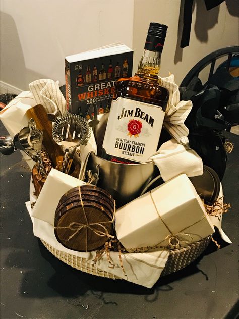 Whisky Basket Ideas, Whiskey Auction Basket Ideas, Alcohol Theme Gift Basket, Jim Beam Gift Basket Ideas, Christmas Liquor Baskets, Bourbon Gift Basket Ideas, Whiskey Gift Basket, Bourbon Gifts Basket, Thrifted Gifts