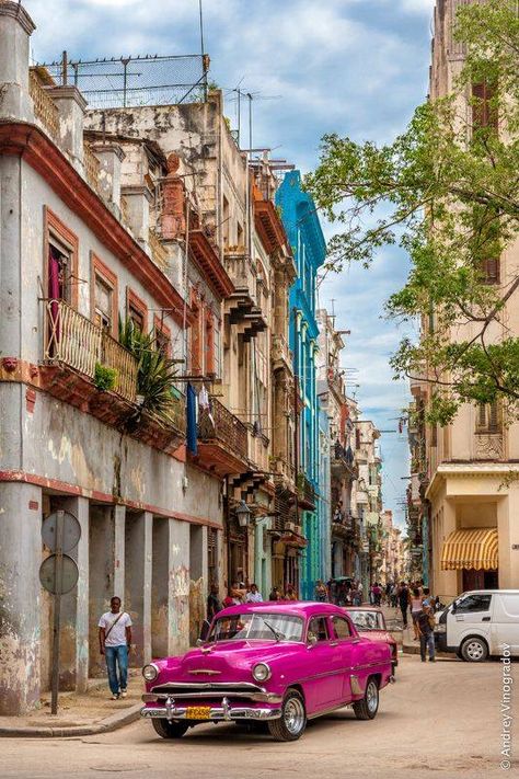 Havana, Kuba. Den richtigen Koffer findet ihr bei uns: https://www.profibag.de/reisegepaeck/ Cuba Photos, Visit Cuba, Tall Buildings, Cuba Travel, Varadero, Havana Cuba, Destination Voyage, Bacardi, Beautiful Islands