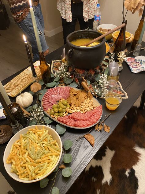 lil charcuterie board, cauldron drink bowl moment Chili Board, Chips And Guacamole, Autumn Dinner Party, Halloween Bunco, Bunco Ideas, Autumn Dinner, Fall Dinner Party, Dinner Party Ideas, Foodie Recipes