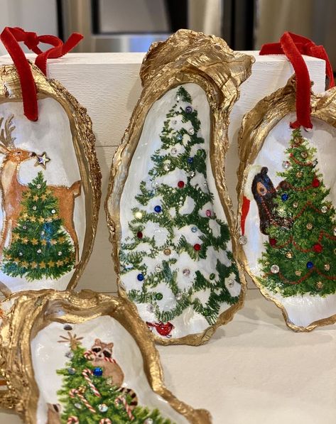 Mountain Christmas Tree, Wall Art Projects, Mountain Christmas, Seashell Christmas Ornaments, Christmas Tree Forest, Oyster Ornament, Coastal Ornament, Oyster Shell Crafts, Art Coquillage