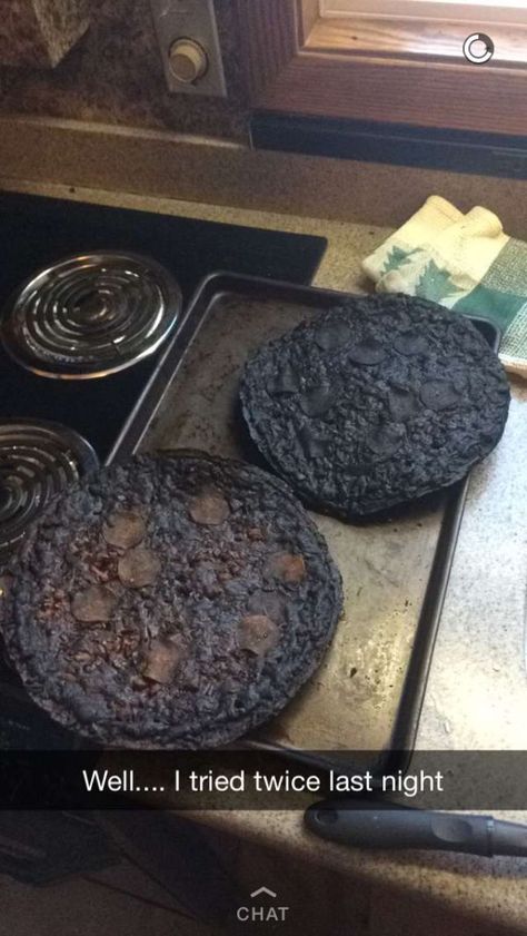 28 People Who Enjoyed Their Weekend - Funny Gallery Burnt Pizza, Shelby Aesthetic, Funny Food Pictures, Funny Burns, Baking Fails, Cooking Fails, Food Quotes Funny, Sweet Cow, Crazy Kitchen