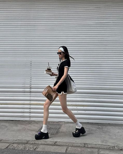 Crocs Fashion Street Styles, Clog Outfit, Teen Fashion Trends, Clogs Outfit, Women Back, Insta Outfits, Causual Outfits, Ulzzang Fashion, Alternative Outfits