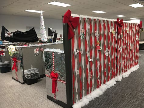 Christmas Themed Office Cubicle, Work Christmas Party Decor Ideas, Diy Christmas Cubicle Decor, Christmas Cubicle Themes, Christmas Office Decorations Cubicles Easy, Desk Christmas Decorations Work Simple, Christmas Decor Cubicle The Office, Christmas Decor At Work, Easy Christmas Cubicle Decorations