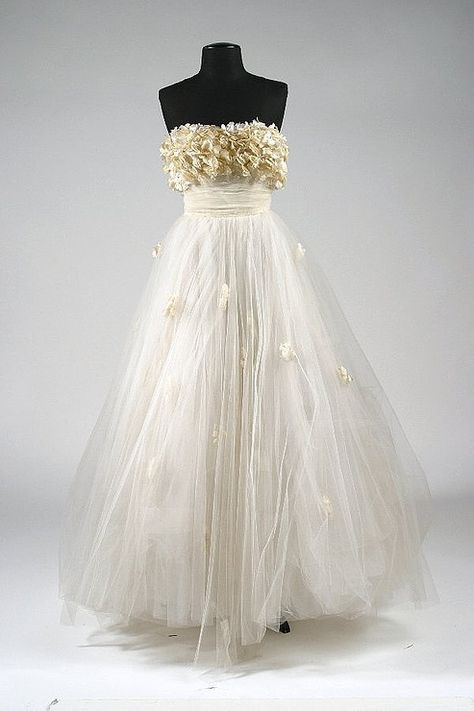 Elizabeth Taylor's dress in 'A Place in the Sun', designed by Edith Head, was widely copied.  Perhaps why Ms. Edith won so many oscars for wardrobe??? Iconic Movie Dresses, Edith Head Gowns, Edith Head Designs, Freddie Bartholomew, Formal Inspiration, Movie Dresses, Edith Head Fashion, Vintage Frocks, A Place In The Sun