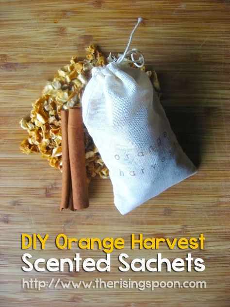 DIY Orange Harvest Scented Sachets | http://www.therisingspoon.com #holidaygifts #autumn #nontoxic #diyproject #giftideas #essentialoil Diy Essential Oil Diffuser, Drawer Sachets, Potpourri Recipes, Homemade Holiday Gifts, Diy Scent, Sachet Bags, Room Scents, Diy Holiday Gifts, Homemade Holiday