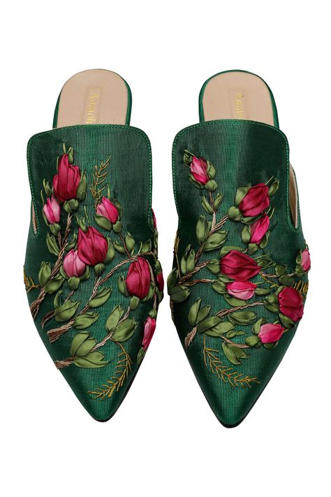 Designer Mules, Mode Shoes, Wild Strawberries, Flat Mules, Dolce E Gabbana, Pointed Toe Flats, Natural Fabrics, Rose Buds, Beautiful Shoes