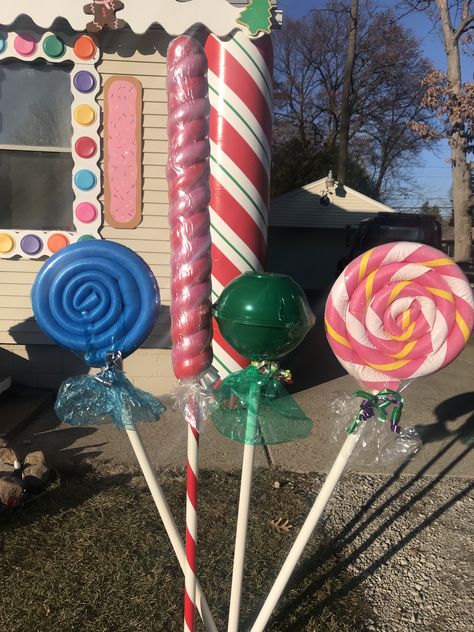 Christmas decoration gingerbread house diy lollipop suckers Gingerbread House Diy, Office Candy, Gingerbread Christmas Decor, Gingerbread House Decorations, Candy Land Christmas Decorations, Candy Land Christmas Decorations Diy, Candyland Birthday, Candy Land Christmas Tree, Christmas Float