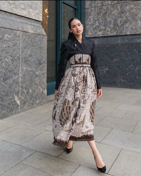 Maudy Ayunda menjadi juri ASEAN Business Award. Pesonanya sukses terpancar dalam balutan busana bergaya hanbok yang dihiasi batik. Berikut potretnya. Batik Office Look, Hanbok Batik, Office Look Women, Batik Fashion Modern, Rok Tenun, Model Blouse Batik, Dress Wisuda, Batik Blazer, Model Batik