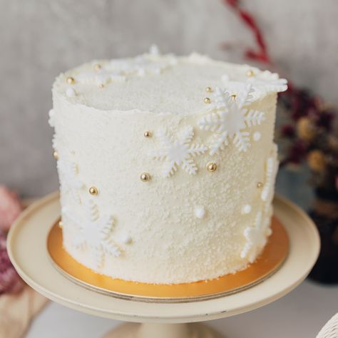 A white Christmas cake with sanding sugar and snowflake motifs ❄️ Snowflake Cake Birthday, White Snowflake Cake, Birthday Cake Winter, Winter Themed Cake, White Christmas Cake, Snow Cake, Santa Cake, Fresh Fruit Cake, Thematic Cake