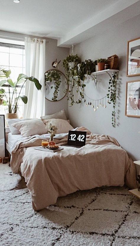 63+ Cute and Modern Bedroom Interior Design Ideas 2018 - Page 15 of 63 - lasdiest.com Daily Women Blog! Bedroom Scandinavian Style Cozy, Aesthetic Bedrooms, Soho Apartment, Teens Bedroom, Lots Of Plants, Apt Decor, Room 2023, Apartment Stuff, Modern Bedroom Interior