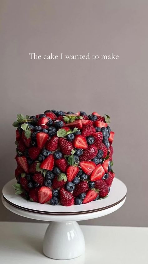 Cakes For People Who Dont Like Sweets, Bare Cake Ideas, Birthday Tart Cake, Loaded Birthday Cake, Cake Decorating Ideas With Fruit, Birthday Fruit Cake Ideas, Simple Cake Decorating Chocolate, Cute Food Photography, Fruit Covered Cake