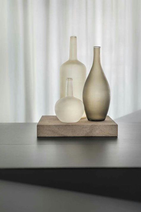 Neutral colored, frosted glass vases. Interior accessories Monochromatic Interior Design, Transitional Decor, Backyards, Cheap Home Decor, Unique Home Decor, Bohemian Decor, Wood Decor, Plant Decor, Coastal Decor