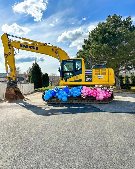 Gender reveal but bring a tractor 🚜 How fun! 😍😍We are loving this set up by @darlingdesign.balloons #genderreveal #genderrevealparty #boyorgirl #babyshower #babyshowerideas #partyinspiration #babyshowerparty Heavy Equipment Gender Reveal, Tractor Gender Reveal, Gender Reveal Ideas, Construction Theme, We Are Love, Reveal Ideas, April 15, Gender Reveal Party, Party Inspiration