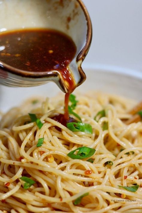 Sweet & Spicy Garlic Noodles - The Cheeky Chickpea Spicy Sauce For Noodles, Spicy Noodle Sauce, Spicy Garlic Noodles, Noodle Sauce, Chickpea Vegan, Spicy Noodle, Asian Noodle Recipes, Noodle Recipes Easy, Ramen Noodle Recipes