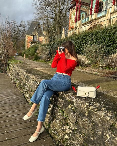 There is something about off shoulder top 🫶🏻 when I saw this red one I had a big crush ❤️‍🔥 J’adore les top à épaules dénudées, véritable coup de cœur pour celui-ci ❤️‍🔥 • • • • #springoutfitinspo #lookprintemps #parisiennechic #parisianstyle #frenchgirlstyle #effortlesslychic #offshouldertop #popofred #casualchicstyle Red Outfit Office, Red Puff Sleeve Top Outfit, Chic Red Outfit, Hairstyle For Off Shoulder Top, Red Off Shoulder Top Outfits, Hairstyles For Off Shoulder Top, Red Tops Outfit, Off Shoulder Top Outfit Classy, Off Shoulder Top Outfit Casual