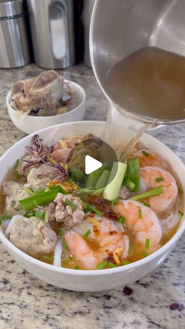 Seafood Noodle Soup, Hu Tieu Recipe, Shabu Shabu Recipe, Hu Tieu, Pork Noodle Soup, Dried Squid, Pork Bone Soup, Watercress Soup, Vietnamese Foods