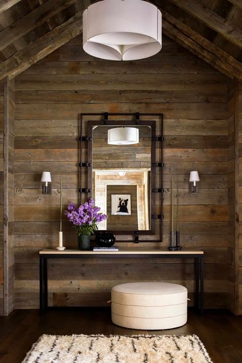 Tour a warm and inviting ski chalet nestled in Montana's snowy peaks Kylee Shintaffer, Modern Ski House, Hallway Rustic, Rustic Eclectic, Reclaimed Wood Vanity, Rustic Entry, Ski Cabin, Chalet Design, Smart Tiles