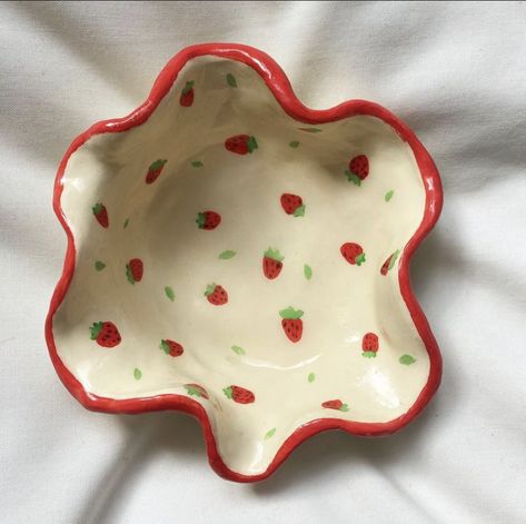 Clay Art Dish, Clay Inspiration Aesthetic, Strawberry Painted Pottery, Strawberry Jewelry Tray, Pottery Painting Strawberries, Bowl Ideas Ceramic, Summer Ceramic Ideas, Easy Pinch Pot Ideas, Pottery Painting Dish