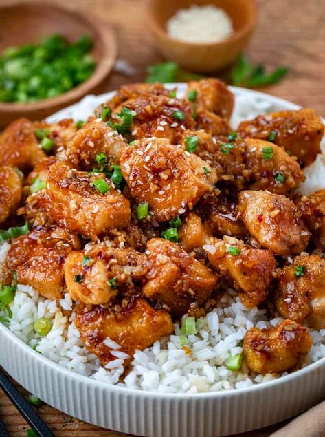 Honey Garlic Chicken Bites are seasoned cubes of chicken, pan-fried to golden brown and coated in a honey garlic sauce with a subtle kick from red pepper flakes. It may be my new favorite way to eat chicken! Cubed Chicken Recipes, Honey Garlic Chicken Bites, Garlic Chicken Bites, Garlic Sauce For Chicken, Honey Dijon Chicken, Healthy Fried Chicken, Baked Fried Chicken, Ways To Cook Chicken, Pan Fried Chicken