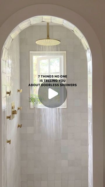 Ashley | Interior Design, Home Styling & DIY on Instagram: "Okay, before we dive into the nitty gritty, make sure you LIKE & SAVE this post for later 🤩  Because no is telling you about the blend of functionality, design flexibility, and aesthetic appeal that doorless showers offer —   1️⃣ you can shape your door however you want: This stunning archway deserves it’s own moment, am I right?! ✨  open showers can be highly customizable in terms of size, shape, and materials — allowing for more unique and personalized designs.  2️⃣ better airflow: An open shower means better airflow — reducing humidity and moisture buildup, which can help to keep the bathroom drier and potentially extend the longevity of materials and prevent those mold nightmares we hear about way too often these days.  3️⃣ t Small Shower With No Door, Cove Shower Ideas, Closed Shower Walk In, Half Shower Door Walk In, Bathroom Shower Without Glass Door, Standing Shower No Door, Open Shower No Door, Shower Room No Window, Showers With No Glass Doors