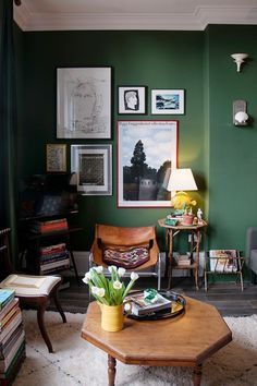 Forest green sitting room in Living Room Ideas. Forest green sitting room with gallery wall, retro wooden furniture, plenty of books and fresh tulips. Ideas Decoracion Salon, Dark Green Living Room, Fresh Tulips, Interior Vintage, Decor Shabby Chic, Green Walls, Living Room Green, Green Interiors, Green Rooms