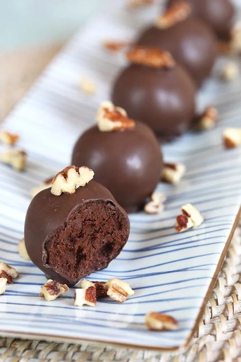 Super easy to make Bourbon Dark Chocolate Truffles are made with just THREE ingredients...and one of them is bourbon. The ultimate SWEET TREAT! Mini Patisserie, Entertaining Desserts, Homemade Chocolate Truffles, Dessert Truffles, Chocolate Truffles Recipe Easy, Dark Chocolate Truffles, Candy Truffles, Truffle Recipe Chocolate, Truffle Recipe