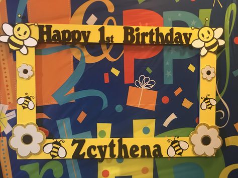 Bee Photo Booth, Bee Themed Classroom, Carousel Party, Bee Classroom, Bee Day, Bee Baby Shower Theme, School Frame, Bee Party, Bee Baby